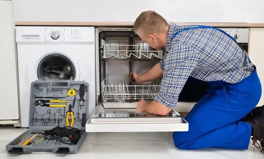 Kuşadası Maytag servisi teknisyen ekibi beyaz eşya tamiri yaparken